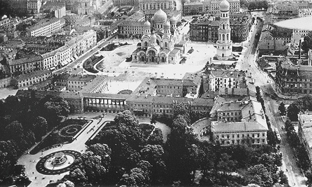Pałac Saski W czasach Augusta II i Augusta III pałac był siedzibą króla. W okresie międzywojennym mieścił się w nim Sztab Generalny Wojska Polskiego i departament szyfrów. To w nim  po raz pierwszy odczytano szyfry z niemieckiej maszyny Enigma. W 1944 roku hitlerowcy wysadzili pałac w powietrze. Odbudowano tylko arkady z Grobem Nieznanego Żołnierza. 