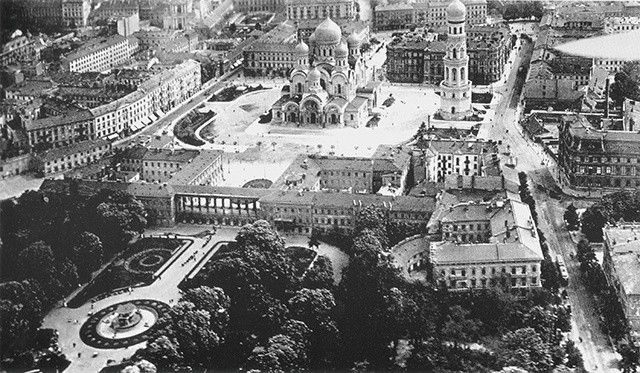 Pałac Saski W czasach Augusta II i Augusta III pałac był siedzibą króla. W okresie międzywojennym mieścił się w nim Sztab Generalny Wojska Polskiego i departament szyfrów. To w nim  po raz pierwszy odczytano szyfry z niemieckiej maszyny Enigma. W 1944 roku hitlerowcy wysadzili pałac w powietrze. Odbudowano tylko arkady z Grobem Nieznanego Żołnierza. 