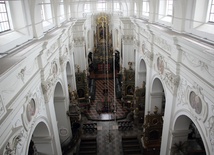Widok na nawę główną łowickiej bazyliki katedralnej z łącznika między wieżami