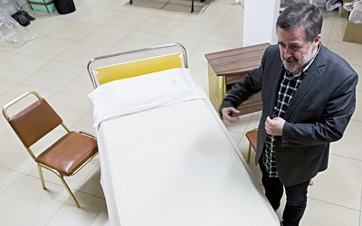 Michał Jakubczyk wicedyrektor Muzeum Domu Rodzinnego Jana Pawła II w Wadowicach, prezentuje sprzęt medyczny z pokoju papieskiego w klinice Gemelli, który można oglądać na specjalnej wystawie.