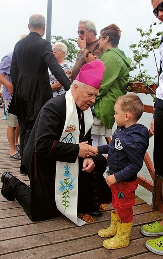 Abp Tadeusz Gocłowski wita się z uczestnikiem pielgrzymki  z Nadola do Żarnowca,         lipiec 2015 r.