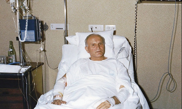 Ojciec Święty podczas leczenia w klinice Gemelli w Rzymie, 19 maja 1981 r.