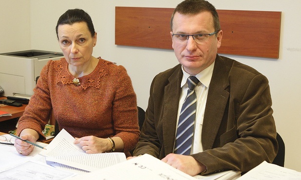 Naczelnik pionu śledczego IPN w Katowicach prok. Ewa Koj i prok. Michał Skwara, który prowadził śledztwo w sprawie zamachu na życie Jana Pawła II.