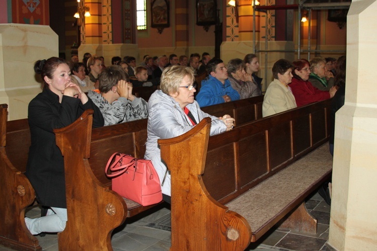 Symbole ŚDM w Szczurowej