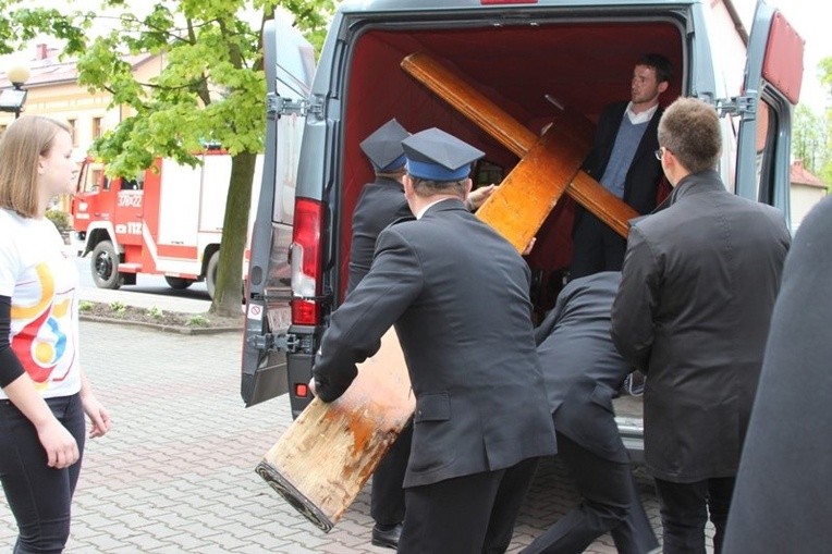 Symbole ŚDM w Szczurowej