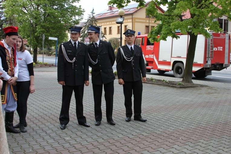 Symbole ŚDM w Szczurowej