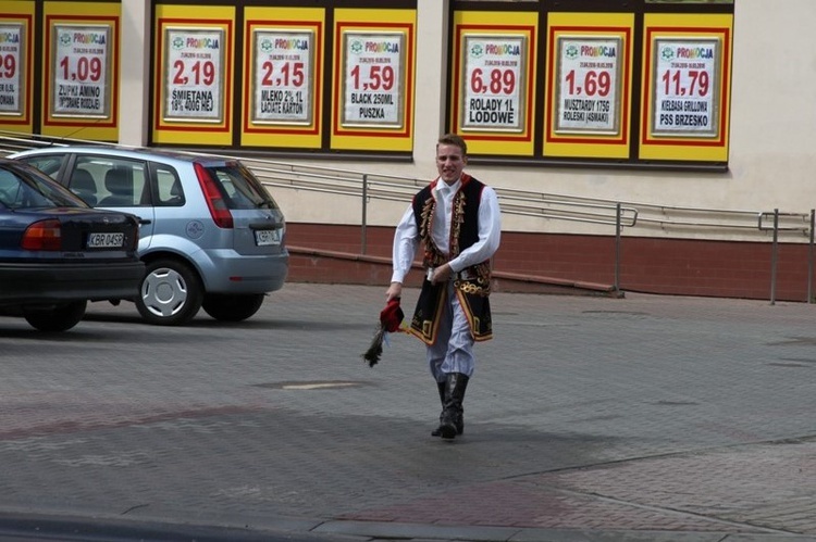 Symbole ŚDM w Szczurowej