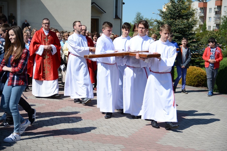 Symbole ŚDM w par. Trójcy Przenajświętszej w Mielcu