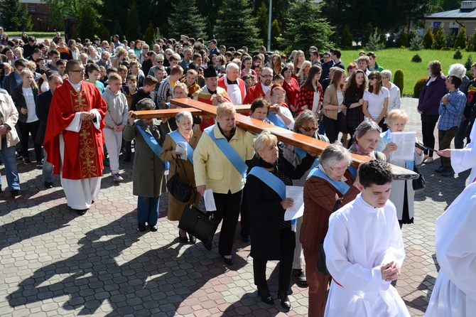 Symbole ŚDM w par. Trójcy Przenajświętszej w Mielcu