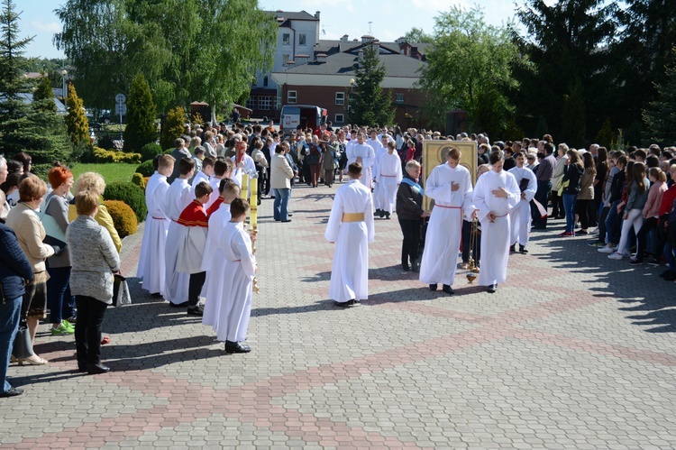 Symbole ŚDM w par. Trójcy Przenajświętszej w Mielcu