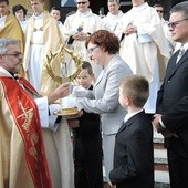 Ks. proboszcz przekazał rodzinom parafii relikiwe św. Faustyny i św. Jana Pawła II