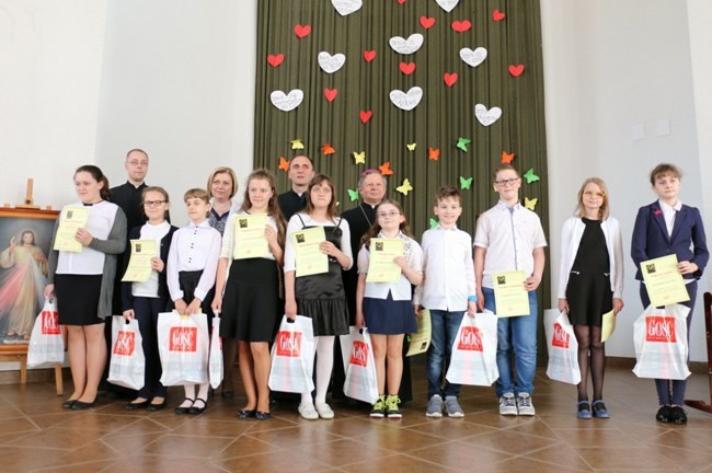 Nagrodzeni i wyróżnieni z bp. Henrykiem Tomasikiem i organizatorami konkursu