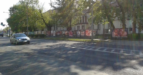 Antyaborcyjna wystawa w krzakach