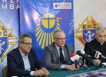 Z dziennikarzami podczas konferencji prasowej spotkali się: Marek Podlewski, Andrzej Anasiak i ks. Wiesław Lenartowicz 