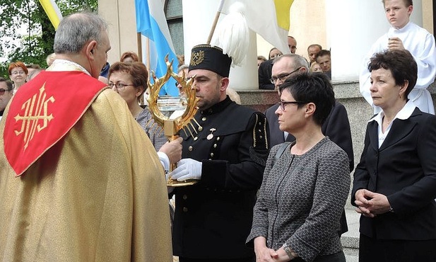 Ks. Benedykt Fojcik przekazuje relikiwe św. Jana Pawła II parafianom