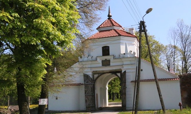 Brama wjazdowa do pałacu