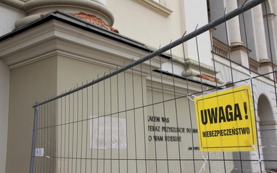 W marcu od fasady kościoła św. Anny przy Krakowskim Przedmieściu oderwały się kawałki gzymsu. Miejsce prowizorycznie ogrodzono
