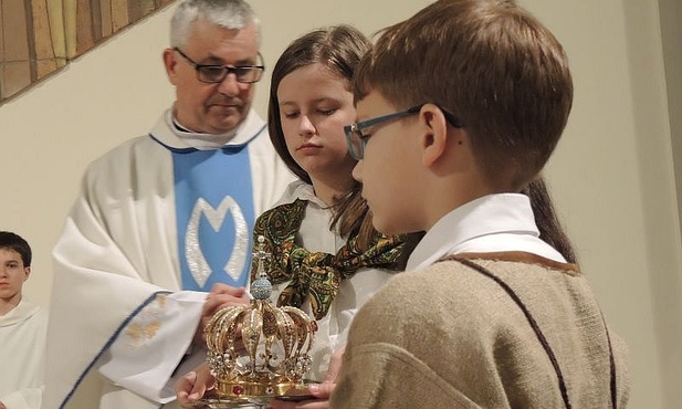 Dzieci przyniosły koronę, która przyozdobi skronie Maryi