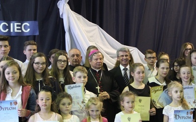 Tradycyjnie laureaci konkursu stanęli do wspólnej fotografii z bp. Henrykiem Tomasikiem. Obok biskupa stoją ks. Czesław Wawrzyńczak i Jan Rychlicki