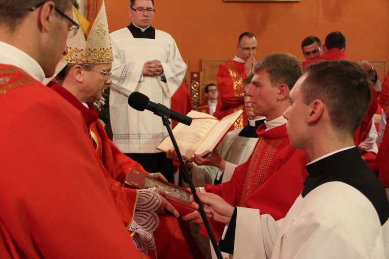 Dziewięciu nowych diakonów