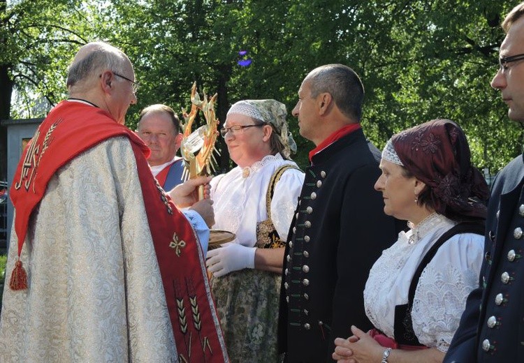Ks Arkadiusz Knefel podaje parafianom do uczczenia relikwie św. Jana Pawła II