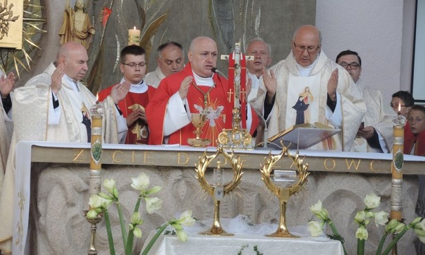 Z biskupem Piotrem Gregerem - ks. dziekan Oskar Kuśka (oi lewej) i ks. proboszcz Arkadiusz Knefel