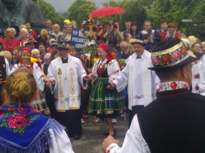 Do łowickich tańców przyłączyli się kapłani, którzy szli w pielgrzymce