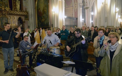 Wieczorne spotkanie pełne było słowa Bożego mówionego, ale też śpiewanego