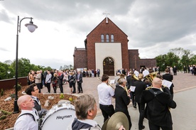 Z byłej gospody do nowego kościoła