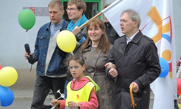 Wśród uczestników marszu: burmistrz Cieszyna Ryszard Macura z żoną Jolantą