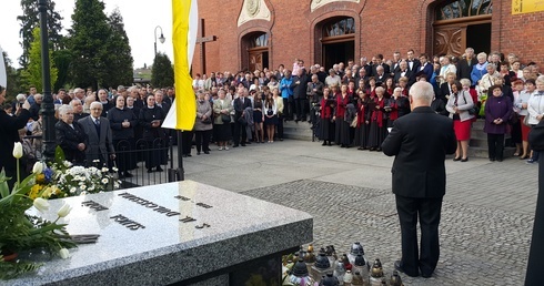 Po Eucharystii wszyscy zgromadzili się przy grobie sługi Bożej 