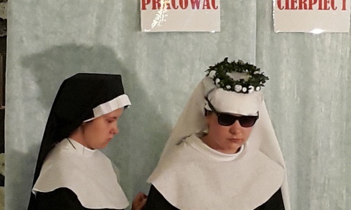 Przedstawienie o słudze Bożej przygotowane przez młodzież