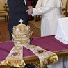 Papież Franciszek otrzymał tiarę