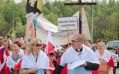 Ks. Mikołaj Szczygieł i Irena Papla z łagiewnickimi pielgrzymami.