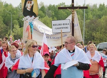 Ks. Mikołaj Szczygieł i Irena Papla z łagiewnickimi pielgrzymami.