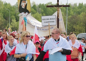 Ks. Mikołaj Szczygieł i Irena Papla z łagiewnickimi pielgrzymami.