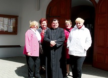 Razem tworzą ADŚ w Jabłonkowie  (od lewej): Lidia Wajdzik, Urszula Martynkova, ks. Janusz Kiwak, Ewa Piwińska-Świerz i Zofia Grocholova