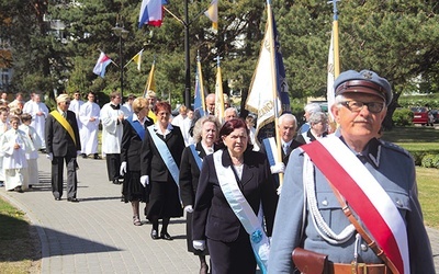 	Eucharystia rozpoczęła się od uroczystej procesji.  