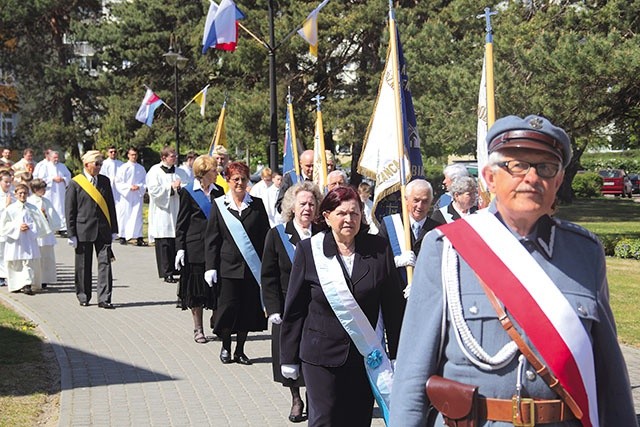 	Eucharystia rozpoczęła się od uroczystej procesji.  