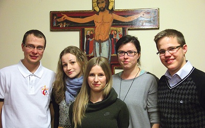 Koordynatorzy poszczególnych oliwskich grup (od lewej): Daniel, Marta, Agata, Malwina i Jakub zachęcają do pomocy przy ŚDM.