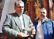 Emilian Makuch  (na starym zdjęciu czwarty od lewej) pokazywał ks. Klingerowi zdjęcie, wykonane w dzień pogrzebu bp. Jopa, przed zamurowaniem krypty.