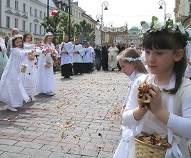 ▲	W procesji Traktem Królewskim co roku idzie kilka tysięcy wiernych.