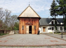 ▲	Prezbiterium dawnego kościoła w Puszczy Mariańskiej służy dziś jako kaplica. Czerwona linia na placu wskazuje obrys świątyni przed pożarem w 1993 r.