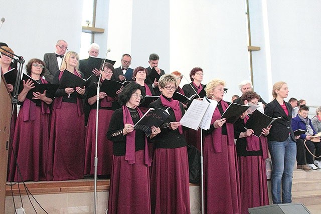 	Wszystkie części pielgrzymki śpiewem uświetniał chór z legnickiej parafii pw. Najświętszego Serca Pana Jezusa.