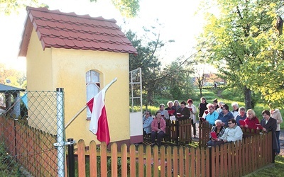 Rozśpiewane i rozmodlone towarzystwo nie zwraca uwagi na przejeżdżające pobliską drogą wielkie samochody, ciągnące do tutejszej betoniarni.