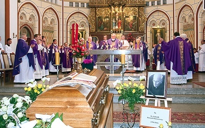 Mszy św. pogrzebowej przewodniczył bp Edward Dajczak.