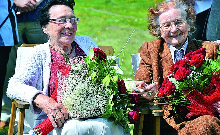 Dwie doświadczone panie archeolog (od lewej): Lidia Lwow Eberle i Olga Gierlach na uroczystościach w Płońsku.