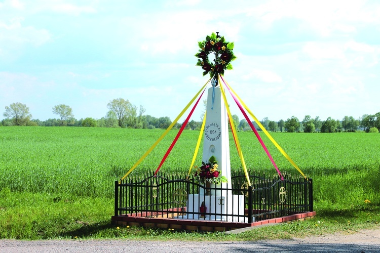 „Chwalcie łąki umajone...” – jak wyglądają one w waszej okolicy i parafii? Na zdjęciu: przydrożny krzyż w okolicach Glinojecka