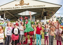 	Rodzaj zabaw i konkursów dobierany jest na bieżąco  do pogody, wieku i liczby dzieci.