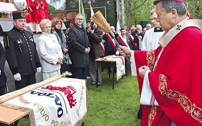 Po Eucharystii metropolita wrocławski poświęciłdwa nowe sztandaryzwiązków zawodowych „Solidarności” w MPWiK  oraz VOLVO.